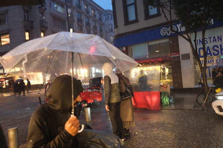 <p>İstanbul Valiliğinin a&ccedil;ıklamasına g&ouml;re, 14 Ekim saat 06.00 ile 20.00 arasında AFAD ve 112 Acil &Ccedil;ağrı Merkezi'ne yağış kaynaklı 2 bin 518 ihbar ulaştı. İhbarlar arasında bin 277 su baskını, 15 heyelan ve 47 mahsur kalma olayı yer aldı.</p>
