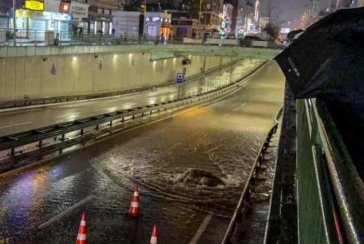 <p>Olumsuzluklara m&uuml;dahale etmek &uuml;zere AFAD, İstanbul B&uuml;y&uuml;kşehir Belediyesi ve il&ccedil;e belediyeleri başta olmak &uuml;zere ilgili kurumların 8 bin personel, 2 bin ara&ccedil; ve iş makinesiyle sahada g&ouml;rev yaptığı bildirildi.</p>
