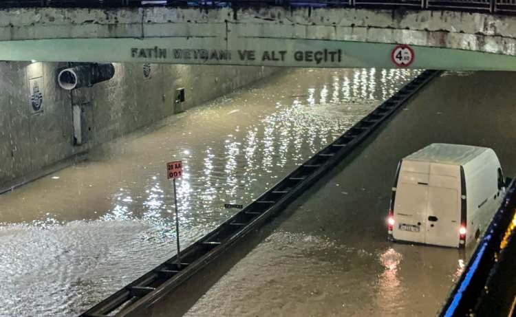 <p>İstanbul Valiliği, kuvvetli yağışın etkileri nedeniyle 15 Ekim Perşembe g&uuml;n&uuml; kent genelindeki resmi ve &ouml;zel eğitim kurumlarında y&uuml;z y&uuml;ze eğitime bir g&uuml;n ara verildiğini duyurdu.</p>
