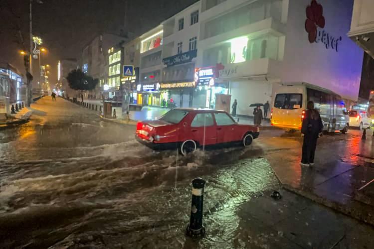 <p><strong>Wstatmap</strong> verilerine g&ouml;re saat 22.22 itibariyle son 24 saatteki İstanbul &ouml;l&ccedil;&uuml;m istasyonları <strong>metrekareye d&uuml;şen yağış miktarları:</strong></p>
