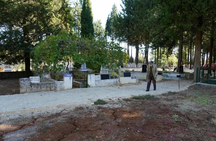 <p>Eşinin doğayı ve &ccedil;i&ccedil;ekleri &ccedil;ok sevdiğini anlatan &Uuml;nsal Tiğin, mezarın &ccedil;evresini bu nedenle &ccedil;i&ccedil;eklerle donattığını s&ouml;yledi.&nbsp;</p>
