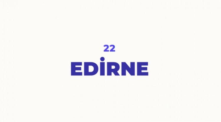 <p>Edirne şu anki adını almadan &ouml;nce Kral Hadrian'ın şehri anlamına gelen Hadrianapolis ismi ile anılmıştır. Daha sonrasında şehrin ismi Odrisya, Orestias ve Uscuduma olarak değişmiştir. Bizans d&ouml;neminde Doğu-İslam d&uuml;nyası Edrenos, Edrene ve Edreneboli isimleri kullanışmıştır. Sonrasında b&ouml;lgeye gelen T&uuml;rkler ile Edrene ismi Edirne olarak şekillenmiştir.</p>
