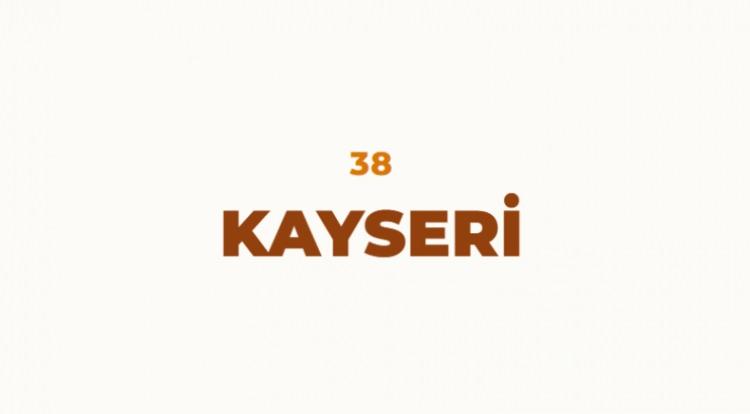 <p>Şehrin ilk ismi Mazaka olarak bilinmektedir. Romalılar şehri aldığında imparatorun şehri anlamına gelen Caesarea ismini vermiştir. Zaman i&ccedil;erisinde Kayseri'ye evrilmiştir.</p>
