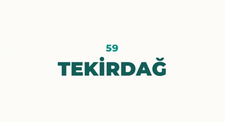 <p>Tekirdağ'ın bilinen en eski adı M.&Ouml;. 5.y&uuml;zyıldan gelmektedir. Heredot'un kaynaklarında b&ouml;lgenin adı Bizanthe olarak ge&ccedil;mektedir. Daha sonraki kaynaklarda ise şehir Rhaedestus ismi de anılmaktadır. Ge&ccedil; Bizans d&ouml;neminde Rodosto olarak aktarılan b&ouml;lgenin adı Osmanlı d&ouml;nemi ile birlikte Rodos&ccedil;uk olarak kaynaklarda yer almaktadır. 1732 yılı itibariyle Tekfurdağı olarak adlandırılan bu b&ouml;lge cumhuriyetin ilanı ile Tekirdağ ismini almıştır. Adını kıyı boyunca uzanan Tekir dağlarından aldığı da d&uuml;ş&uuml;n&uuml;lmektedir.</p>

<p>&nbsp;</p>
