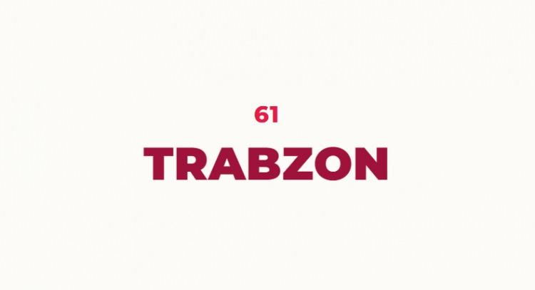 <p>Trabzon ismi Pontus Rum devletinde kullanılan ve şehrin orijinal adı olan d&ouml;rt k&ouml;şe anlamındaki "Trapezus" s&ouml;zc&uuml;ğ&uuml;nden gelmektedir. Lazlar şehre Trapuzani, G&uuml;rc&uuml;ler Trapizoni demektedir. Daha sonrasında şehre gelen Osmanlı ve Persler de şehir i&ccedil;in Tara Bozan demişlerdir. İsim ufak s&ouml;yleniş farklılığı olsa da g&uuml;n&uuml;m&uuml;ze kadar Pontus devrindeki adı ile Trabzon olarak gelmiştir.</p>
