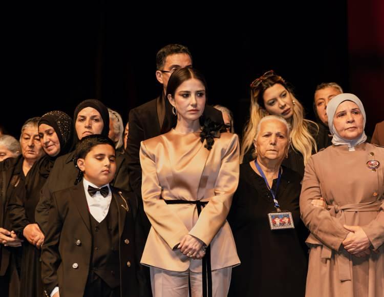 Bak&uuml;'de &Ouml;zge G&uuml;rel r&uuml;zgarı! '44' filminin galasından ilk kareler...