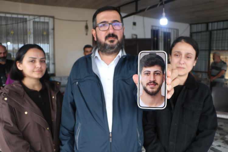 <p>Kazadan 6 g&uuml;n sonra hastanede yaşamını yitiren Hasan Emre Ayan&rsquo;ın babası gassal İbrahim Ayan da oğlunun cenazesini kendi elleriyle yıkadığını s&ouml;yleyerek dakikalarca g&ouml;zyaşı d&ouml;kt&uuml;.&nbsp;&nbsp;</p>
