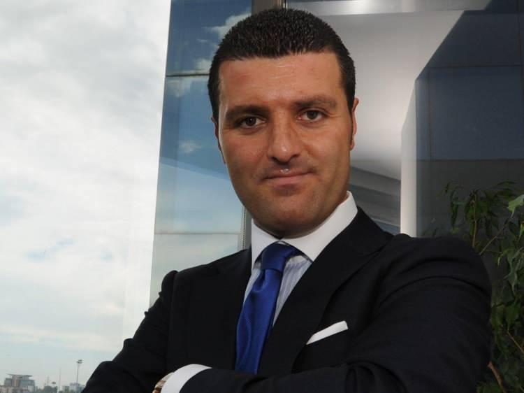 <p>Sarıg&uuml;l ve ailesinin Alman iş adamlarıyla 80 milyon Euro'luk gayrimenkul s&ouml;zleşmesi, 100 milyon euro'luk ş&uuml;pheli yalı havaleleri ve 1 milyar Euro'luk hayali fon vaatleri yaptığı soruşturma dosyasına girdi.</p>
