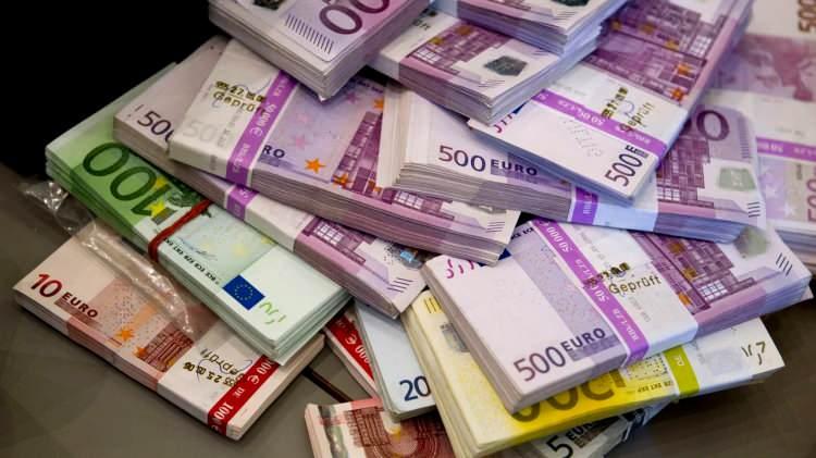 <p>Abdurrahman Emir Sarıg&uuml;l'&uuml;n hesabına, kendisine ait olan ve ekspertiz değeri 32 milyon euro olan bir yalı satışı gerek&ccedil;e g&ouml;sterilerek yurt dışından 100 Milyon Euro havale edildi. Yabancı bankanın bu devasa havaleye bloke koyması &uuml;zerine, blokenin kaldırılması bahanesiyle İngiliz siciline kayıtlı 1.5 milyon euro değerindeki bir tekne Emir Sarıg&uuml;l'e devredildi.&nbsp;</p>
