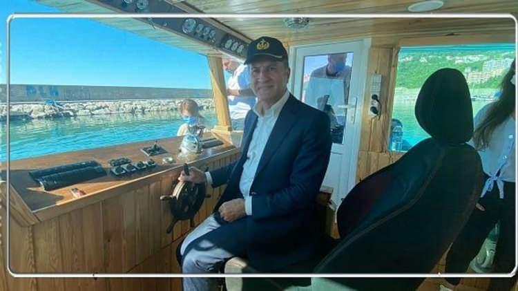 <p>Ancak tekne devralınmasına rağmen bedeli &ouml;denmediği gibi, bankadaki 100 milyon euro'luk bloke de kalkmadı. Alman şikayet&ccedil;iler dolandırıldıklarını belirterek şikayet&ccedil;i olunca aklama sistemi de &ccedil;&ouml;kt&uuml;.</p>
