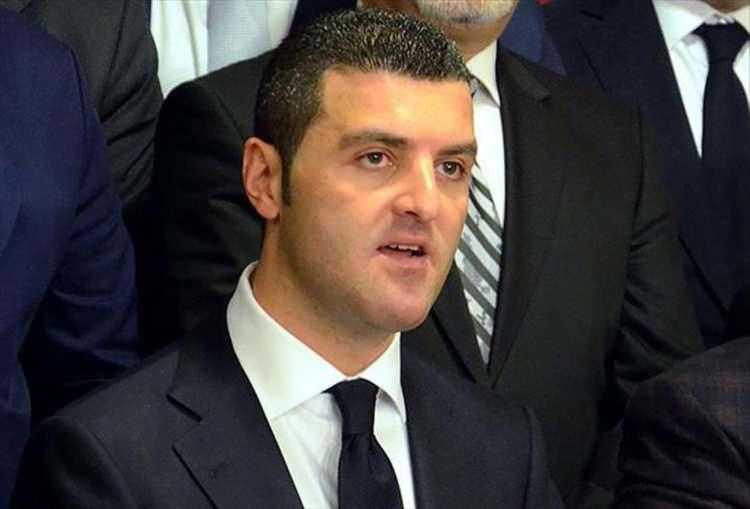 <p>Yabancı bankanın bu devasa havaleye bloke koyması &uuml;zerine, blokenin kaldırılması bahanesiyle İngiliz siciline kayıtlı 1.5 Milyon Euro değerindeki bir tekne Emir Sarıg&uuml;l'e devredildi.</p>

<p>Ancak tekne devralınmasına rağmen bedeli &ouml;denmediği gibi, bankadaki 100 Milyon Euro'luk bloke de kalkmadı. Alman şikayet&ccedil;iler dolandırıldıklarını anlayınca adli makamlara başvurdu.</p>
