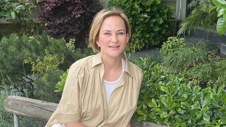 <p>Yeni Parti Erzincan Milletvekili Mustafa Sarıg&uuml;l'&uuml;n oğlu &Ouml;mer Sarıg&uuml;l, eski eşi siyaset&ccedil;i Aylin Kotil, Sarıg&uuml;l'&uuml;n eski partisi TDP'de y&ouml;neticilik yapan Volkan Aslanbaş, eski bankacı Cavidan Tanrah Artuner ve gazeteci Murat Ağırel g&ouml;zaltına alındı.</p>

<p>Mustafa Sarıg&uuml;l hakkındaki iddialar ise Ankara Cumhuriyet Başsavcılığına g&ouml;nderilecek. Sarıg&uuml;l'&uuml;n diğer oğlu Emir Sarıg&uuml;l'&uuml;n ise yakalanmasına y&ouml;nelik &ccedil;alışmalar devam ediyor.</p>
