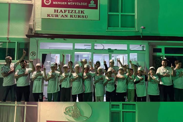 <p>Bolu'nun Mengen il&ccedil;esinde bulunan Mengen M&uuml;ft&uuml;l&uuml;ğ&uuml; Hafızlık Kur'an Kursunda eğitim g&ouml;ren &ccedil;ocuklar, Arda G&uuml;ler'in g&ouml;nderdiği formalarla b&uuml;y&uuml;k bir mutluluk yaşadı.</p>
