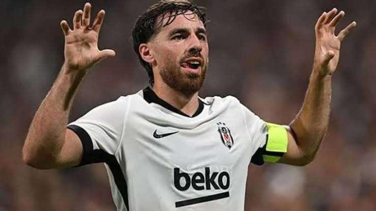 <p><strong>Yıldız futbolcunun saat tercihi, y&uuml;ksek gelirli sporcuların l&uuml;ks t&uuml;ketim alışkanlıklarını yeniden g&uuml;ndeme getirdi.</strong></p>
