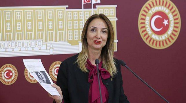 <p><span style="color:#B22222"><strong>AYLİN NAZLIAKA</strong></span></p>

