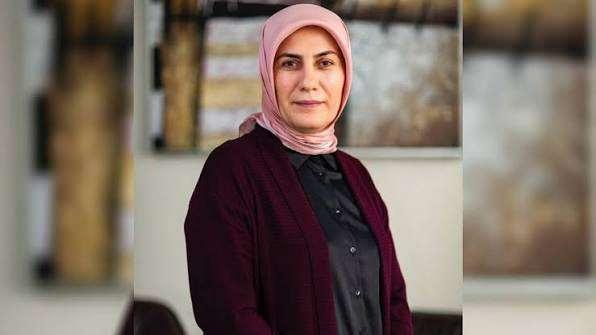 <p><span style="color:#B22222"><strong>EMİNE U&Ccedil;AK ERDOĞAN</strong></span></p>
