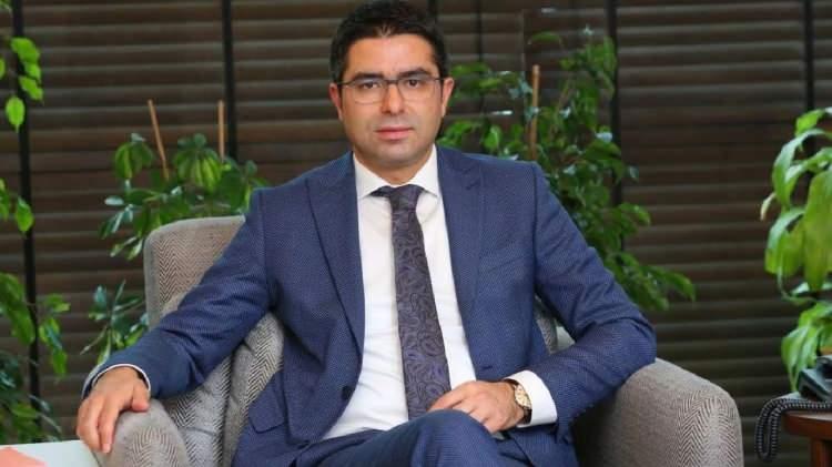 <p><span style="color:#B22222"><strong>EMRE KARTALOĞLU</strong></span></p>
