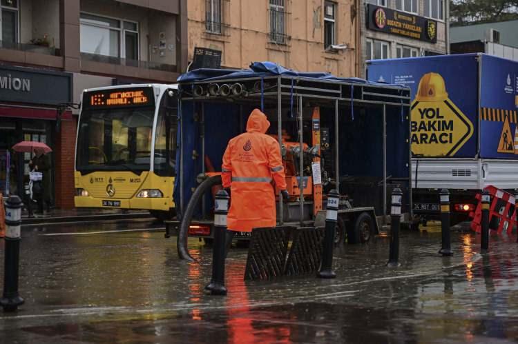 <p>Bu kapsamda T&uuml;rkiye&rsquo;nin en &ccedil;ok yağış alan ve en kurak şehirleri merak konusu olmaya devam ediyor. <strong>Meteoroloji Genel M&uuml;d&uuml;rl&uuml;ğ&uuml; (MGM)</strong> tarafından a&ccedil;ıklanan <strong>1991&ndash;2020 iklim normalleri</strong> verilerine g&ouml;re T&uuml;rkiye'deki 81 ilin uzun yıllar yıllık ortalama yağış miktarları yeniden şekillendi.</p>

<p>Peki, T&uuml;rkiye&rsquo;de en &ccedil;ok yağış alan il hangisi? Hangi şehirler ilk sıralarda yer alıyor ve en az yağış alan iller hangileri? İşte MGM verileri doğrultusunda T&uuml;rkiye'nin 81 ilinin yağış miktarına g&ouml;re tam sıralaması...</p>
