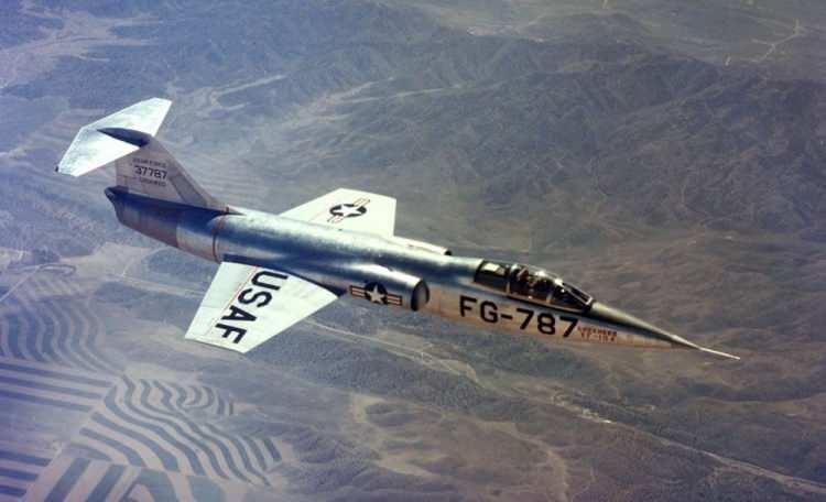 <p><strong>İKİNCİ NESİL:</strong></p>

<p>&nbsp;</p>

<p><strong>Lockheed F-104 Starfighter</strong></p>

<p>İkinci nesil savaş u&ccedil;akları, &ouml;nceki u&ccedil;aklardan alınan dersleri b&uuml;nyesine kattı ve genel tasarım metodolojisini &ouml;nemli &ouml;l&ccedil;&uuml;de değiştirdi. S&uuml;personik hızlar nedeniyle silahların it dalaşında etkisiz olduğu kanıtlandı ve savaş u&ccedil;ağı konsepti &ccedil;ok ama&ccedil;lı bir u&ccedil;ağa d&ouml;n&uuml;şt&uuml;. Bu u&ccedil;aklardan biri de 1969'da envantere giren Lockheed yapımı F-104 Starfighter'dı.</p>

