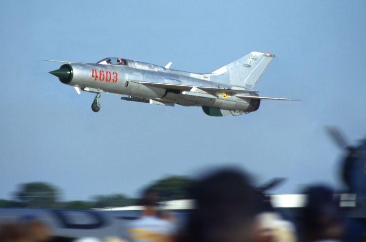 <p><strong>İKİNCİ NESİL:</strong></p>

<p>&nbsp;</p>

<p><strong>Mikoyan-Gurevich MiG-21</strong></p>

<p>MiG-21, Sovyetler Birliği'nin en iyi savaş u&ccedil;aklarından biridir. Mach 2 hızına ulaşabilen bu u&ccedil;ak, 10.000'den fazla &uuml;retilen adediyle bug&uuml;ne kadar &uuml;retilen en &ccedil;ok &uuml;retilen s&uuml;personik jet olma &ouml;zelliğini taşımaktadır. Bir&ccedil;ok &uuml;lke kendi lisanslı versiyonlarını &uuml;retmiş olup, Hindistan da Eyl&uuml;l 2025'e kadar bu u&ccedil;akları kullanmıştır.</p>
