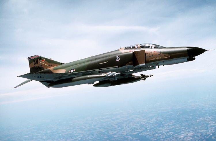 <p><strong>&Uuml;&Ccedil;&Uuml;NC&Uuml; NESİL:</strong></p>

<p>&nbsp;</p>

<p><strong>F-4 Phantom II</strong></p>

<p>Başlangı&ccedil;ta F-4, ABD Donanması (USN) i&ccedil;in bir &ouml;nleme u&ccedil;ağı olarak tasarlanmıştı, ancak u&ccedil;ağın ABD Deniz Piyadeleri (USMC) ve ABD Hava Kuvvetleri'ne (USAF) ge&ccedil;mesi uzun s&uuml;rmedi.</p>

<p>Sonu&ccedil; olarak, F-4 b&uuml;y&uuml;k sayılarda &uuml;retildi ve toplam 5.195 adetle, bug&uuml;ne kadar &uuml;retilen en &ccedil;ok &uuml;retilen ABD s&uuml;personik u&ccedil;ağı oldu. F-4 ger&ccedil;ek bir &ccedil;ok ama&ccedil;lı u&ccedil;aktır. Daha sonraki versiyonlarında, MiG-21 gibi ikinci nesil u&ccedil;aklara meydan okumak i&ccedil;in 20 mm M61 Vulcan topu kullanılmıştır.</p>
