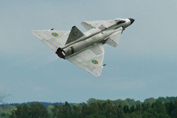 <p><strong>&Uuml;&Ccedil;&Uuml;NC&Uuml; NESİL:</strong></p>

<p>&nbsp;</p>

<p><strong>Saab 37 Viggen</strong></p>

<p>İsve&ccedil;, Saab 37 Viggen'i 1971'de tanıttı. U&ccedil;ak, k&uuml;&ccedil;&uuml;k kanat&ccedil;ıklara sahip yenilik&ccedil;i bir delta kanat tasarımına sahipti. Bu, Viggen'in g&ouml;r&uuml;n&uuml;m&uuml;n&uuml; zamanının diğer savaş u&ccedil;aklarından ayırıyordu ve İsve&ccedil; i&ccedil;in bir t&uuml;r riskli girişimdi ve karşılığını verdi. Yenilik a&ccedil;ısından bakıldığında, kanat&ccedil;ıklar Wright Kardeşler'den beri vardı, bu nedenle Viggen ilk kez g&ouml;ky&uuml;z&uuml;ne &ccedil;ıktığında yeni değillerdi.</p>
