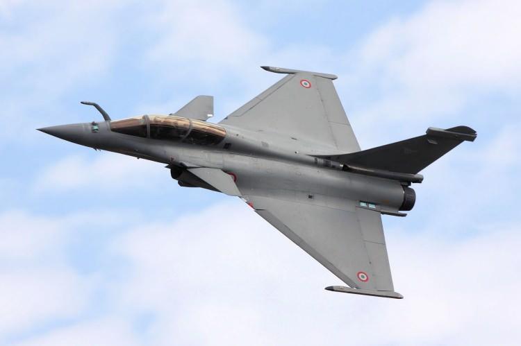 <p><strong>D&Ouml;RD&Uuml;NC&Uuml; NESİL:</strong></p>

<p>&nbsp;</p>

<p><strong>Dassault Rafale</strong></p>

<p>D&ouml;rd&uuml;nc&uuml; nesil, kompozit malzemelerin daha yaygın kullanımının yanı sıra fly-by-wire sistemleri, &uuml;st&uuml;n manevra kabiliyeti ve gizlilik &ouml;zelliklerini de beraberinde getirdi. İlk gizli u&ccedil;ak olan F-117 Nighthawk bu nesilde tanıtıldı ancak Fransız Dassault Rafale'nin aksine bir savaş u&ccedil;ağı değildi; Rafale, &ouml;nceki nesil u&ccedil;aklara g&ouml;re &ouml;nemli iyileştirmeler yaparak 2001 yılında hizmete girdi.</p>
