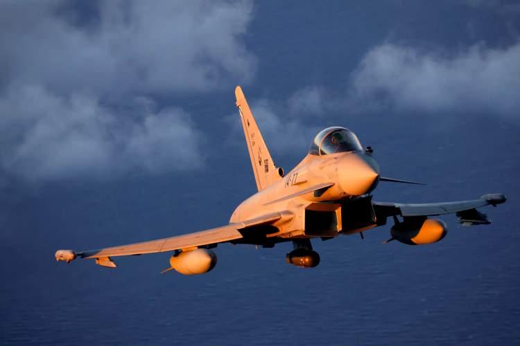<p><strong>D&Ouml;RD&Uuml;NC&Uuml; NESİL:</strong></p>

<p>&nbsp;</p>

<p><strong>Eurofighter Typhoon (T&uuml;rkiye envantere katmak istiyor)</strong></p>

<p>En iyi &ccedil;ok uluslu d&ouml;rd&uuml;nc&uuml; nesil savaş u&ccedil;aklarından biri, bir&ccedil;ok NATO &uuml;lkesinden &ccedil;eşitli kurumlar tarafından geliştirilen Eurofighter Typhoon'dur. Geliştirme &ccedil;alışmaları 1980'lerde başlamış olsa da, ancak 2003 yılında bir&ccedil;ok NATO &uuml;lkesi, Suudi Arabistan, Umman, Katar ve diğerleri i&ccedil;in hizmete girmiştir. Typhoon, mod&uuml;ler yapısı sayesinde bir g&ouml;rev sırasında bir rolden diğerine ge&ccedil;ebilmesi nedeniyle "ger&ccedil;ek bir &ccedil;ok ama&ccedil;lı u&ccedil;ak" olarak pazarlanmaktadır.</p>
