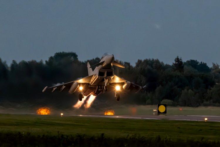 <p>Typhoon'un i&ccedil; sistemleri, kanat&ccedil;ık-delta tasarımı ve d&ouml;rtl&uuml; dijital fly-by-wire sistemi ile &ouml;nceki nesil u&ccedil;aklardan ayrışmaktadır. Bu &ouml;zellikler, y&uuml;ksek hızlarda olağan&uuml;st&uuml; &ccedil;eviklik sağlar. U&ccedil;ak, 40.000 lb'lik toplam itme g&uuml;c&uuml; sağlayan iki adet Eurojet EJ200 motoruyla &ccedil;alışır ve bu sayede Typhoon'u y&uuml;ksek irtifada Mach 2 (1.550 mph) hıza ulaştırarak d&ouml;rd&uuml;nc&uuml; nesil u&ccedil;aklar arasında &ouml;nc&uuml; bir konuma getirir.</p>
