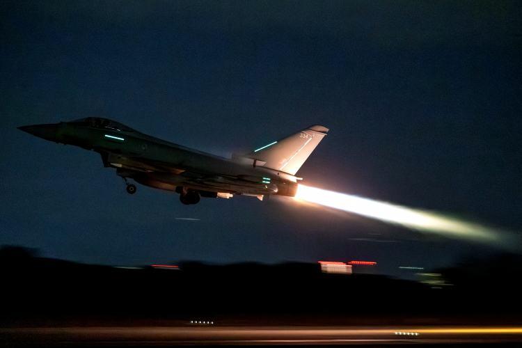 <p>Typhoon'un manevra kabiliyetinin yanı sıra en b&uuml;y&uuml;k g&uuml;c&uuml; &ccedil;ok y&ouml;nl&uuml;l&uuml;ğ&uuml;d&uuml;r. Hava-hava savaş u&ccedil;ağı ve &ouml;nleme u&ccedil;ağı olarak g&ouml;rev yapabilir, ancak 13 adet silah taşıma noktası sayesinde geniş bir yelpazede m&uuml;himmat taşıyarak kara hedeflerine de aynı kolaylıkla saldırabilir. Bunlar arasında 1.000 lb'lik Paveway II lazer g&uuml;d&uuml;ml&uuml; bombalar ve diğer hava-yer silahları bulunur; bunların &ccedil;oğu muharebe operasyonlarında kullanılmıştır.</p>
