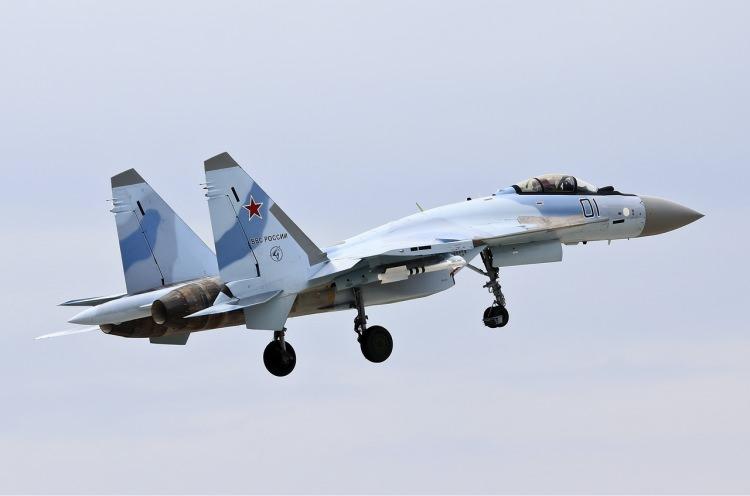 <p><strong>4.5 NESİL:</strong></p>

<p>&nbsp;</p>

<p><strong>Sukhoi Su-35S</strong></p>

<p>Su-27'den t&uuml;retilen ve &ouml;nemli &ouml;l&ccedil;&uuml;de geliştirilen Su-35S, 2008'de ilk kez g&ouml;r&uuml;c&uuml;ye &ccedil;ıktı.</p>

<p>U&ccedil;ağın en &ouml;nemli gelişmelerinden biri, art yakıcılar olmadan s&uuml;personik hızda u&ccedil;ma yeteneğidir. Bu &ouml;zellik genellikle beşinci nesil savaş u&ccedil;aklarıyla sınırlıdır, ancak bazı d&ouml;rd&uuml;nc&uuml; nesil savaş u&ccedil;akları da bunu yapabilir. Su-35S bunu, art yakıcılar olmadan 40.000 lb, art yakıcılar aktifken ise 66.000 lb itme g&uuml;c&uuml; sağlayan iki adet Saturn AL-41F1S motoruyla ger&ccedil;ekleştirir. Su-35S'in s&uuml;per seyirde hangi hızı koruduğu belirsiz olsa da, art yakıcılarla y&uuml;ksek irtifada Mach 2.25 (1.726 mph) hızla u&ccedil;uyor. Su-35'in &ouml;ne &ccedil;ıktığı diğer alanlar arasında &ccedil;ok y&ouml;nl&uuml;l&uuml;ğ&uuml; ve y&uuml;k taşıma kapasitesi yer alıyor.</p>

