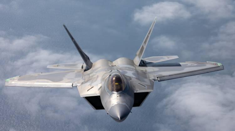 <p><strong>BEŞİNCİ NESİL:</strong></p>

<p>&nbsp;</p>

<p><strong>Lockheed Martin F-22 Raptor</strong></p>

<p>2005 yılında tanıtılan F-22 Raptor, beşinci nesil ilk savaş u&ccedil;ağıydı. F-22, aviyonik sistemleri, karmaşık bir sens&ouml;r paketi ve gelişmiş kask i&ccedil;i baş &uuml;st&uuml; ekranının birleşimi sayesinde d&uuml;nyanın en iyi hava-hava muharebe u&ccedil;ağıdır. Faaliyet g&ouml;sterdiği her yerde hava &uuml;st&uuml;nl&uuml;ğ&uuml; sağlamak &uuml;zere tasarlanmıştır ve F-22 yalnızca ABD Hava Kuvvetleri tarafından kullanılmaktadır. Diğer &uuml;lkelere satışı m&uuml;mk&uuml;n değildir, bu da onu kullanan her pilotu olduk&ccedil;a se&ccedil;kin bir kul&uuml;b&uuml;n &uuml;yesi yapar.<br />
&nbsp;</p>
