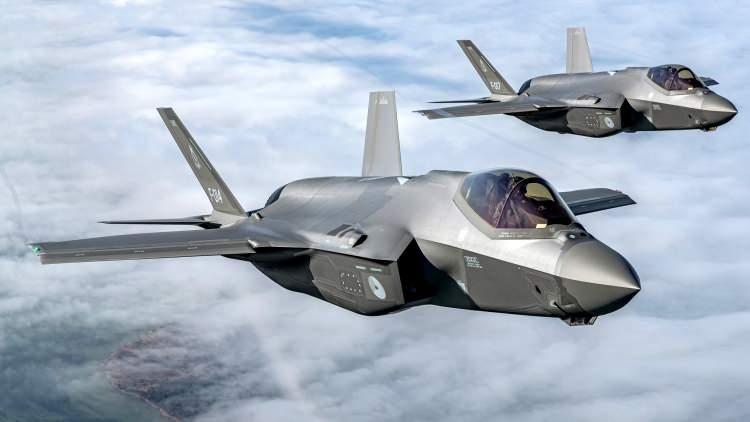 <p><strong>BEŞİNCİ NESİL:</strong></p>

<p>&nbsp;</p>

<p><strong>Lockheed Martin F-35 Lightning II</strong></p>

<p>F-35 Lightning II, Amerika Birleşik Devletleri'nin &uuml;rettiği ikinci beşinci nesil savaş u&ccedil;ağıdır. F-35, ABD Hava Kuvvetleri, ABD Donanması ve ABD Deniz Piyadeleri'nin baskın hava &uuml;st&uuml;nl&uuml;ğ&uuml; saldırı u&ccedil;ağıdır. Ayrıca bir&ccedil;ok başka &uuml;lke tarafından da kullanılmaktadır ve &uuml;&ccedil; varyantı bulunmaktadır. F-35A ABD Hava Kuvvetleri'ne, F-35B ABD Deniz Piyadeleri'ne ve F-35C ise ABD Donanması'na aittir.</p>
