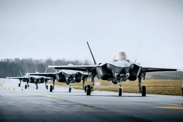 <p>F-35B, kısa kalkış ve dikey iniş yapabilme &ouml;zelliğiyle &ouml;nemli &ouml;l&ccedil;&uuml;de farklılık g&ouml;sterir; bu &ouml;zellik, ABD Deniz Piyadeleri operasyonlarına hizmet etmek i&ccedil;in yeniden tasarlanmayı gerektirmiştir. F-35C, katlanabilir kanatlara ve u&ccedil;ak gemisi operasyonları i&ccedil;in mancınık destekli kalkış ve iniş &ouml;zelliğine sahipken, F-35A geleneksel kalkış ve iniş &ouml;zelliğine sahiptir.</p>
