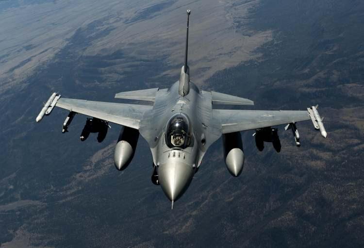 <p><strong>D&Ouml;RD&Uuml;NC&Uuml; NESİL:</strong></p>

<p>&nbsp;</p>

<p><strong>F-16 Fighting Falcon</strong></p>

<p>Dijital u&ccedil;uş kontrol sistemleri (fly-by-wire) ve y&uuml;ksek manevra kabiliyeti ile standart bir 4. nesil u&ccedil;ak sınıfında yer alır.</p>

<p>Lockheed Martin yapımı olan ve d&uuml;nya tarihinde bir&ccedil;ok savaşın seyrini değiştiren F-16 savaş u&ccedil;ağı aktif olarak d&uuml;nyada &ccedil;ok sayıda &uuml;lkenin envanterinde yer alan bir savaş u&ccedil;ağıdır.</p>
