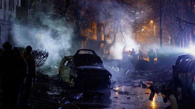 <p>Rusya'nın 2022'den bu yana s&uuml;ren Ukrayna saldırılarında şimdiye kadar en az 40 bin kameraya sızdığı tahmin ediliyor.</p>

<p>Ukraynalı hackerlar da Moskova'daki apartman kameralarına sızıyor ve Rus komutanlara suikast i&ccedil;in istihbarat topluyor.</p>

<p>2022'de Ukrayna ordusu Rusya'nın işgal ettiği Kırım'daki kameralara sızarak Ruslara ait helikopterlere saldırı d&uuml;zenledi.</p>

