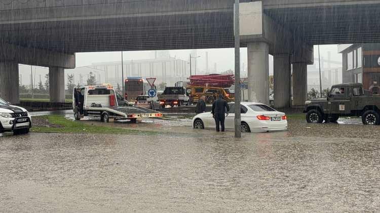 <p>İstanbul&rsquo;da son yılların en y&uuml;ksek yağış miktarlarından biri kaydedildi. Kentin bazı noktalarında metrekareye d&uuml;şen yağış miktarı 240 kilogramı aştı.<br />
<br />
<br />
&Ouml;te yandan bir&ccedil;ok ilde de benzer g&ouml;r&uuml;nt&uuml;ler kaydedildi...&nbsp;<br />
<br />
<span style="color:#B22222"><strong>İŞTE O İLLER...&nbsp;</strong></span></p>

