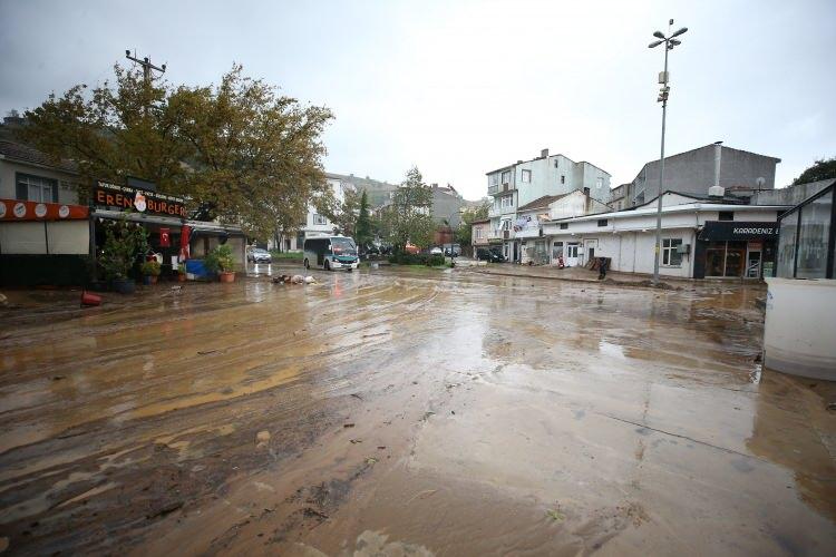 <p>Yalova'nın Armutlu il&ccedil;esinde şiddetli sağanak ve Armutlu Deresinin taşması nedeniyle cadde ve sokaklarda su birikintileri oluştu.</p>

<p>&nbsp;</p>
