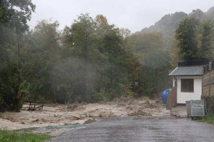 <p>Sakarya'nın Sapanca il&ccedil;esinde gece saatlerinden itibaren etkili olan sağanağın ardından, Fevziye Mahallesi'nde derenin taşması sonucu bazı evler, yollar ve bir k&ouml;pr&uuml; su altında kaldı.</p>

<p>&nbsp;</p>
