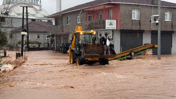 <p>Sakarya'nın Karasu il&ccedil;esinde d&uuml;n gece saatlerinden itibaren etkili olan sağanak nedeniyle dereler taştı. Darı&ccedil;ayırı Mahallesi'nde bazı evlerin giriş katlarını su bastı, yolları su altında kaldı.</p>
