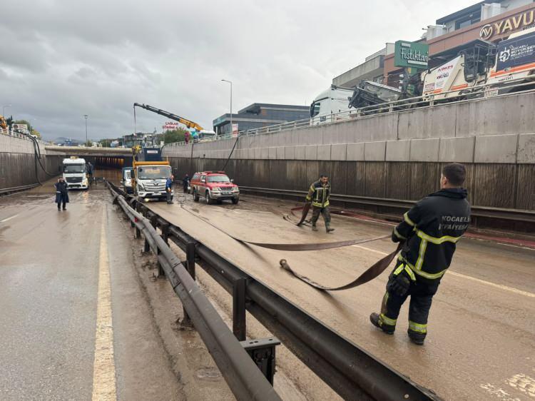 <p>Kocaeli'de etkili olan sağanak nedeniyle D-130 kara yolu Başiskele ge&ccedil;işi G&ouml;lc&uuml;k istikameti, Seymen alt ge&ccedil;idinde oluşan su birikintisi nedeniyle &ccedil;ift y&ouml;nl&uuml; trafiğe kapatıldı.</p>

