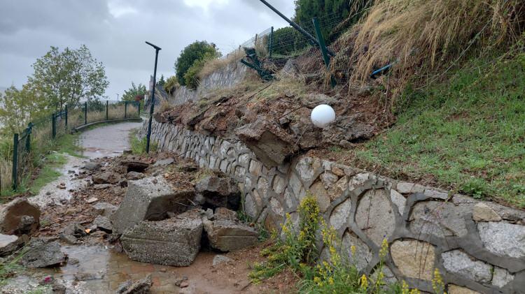 <p>Yalova'da sağanak yaşamı olumsuz etkiledi. Yağış nedeniyle Armutlu il&ccedil;esinde bir sitenin istinat duvarı &ccedil;&ouml;kt&uuml;, ev ve iş yerlerini su bastı.</p>

<p>&nbsp;</p>

