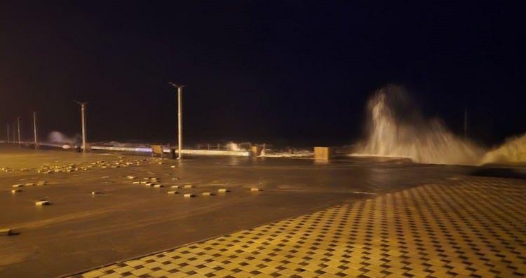 <p>Bursa'nın Mudanya il&ccedil;esinde etkili olan sağanak ve fırtına nedeniyle sahil şeridinde hasar oluştu.</p>

<p>&nbsp;</p>
