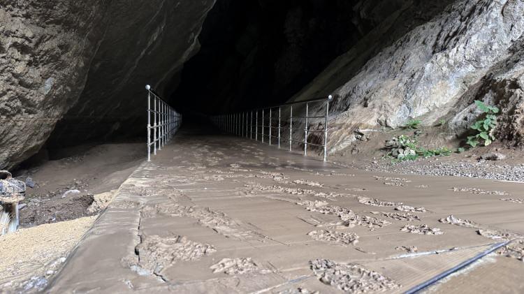<p>Zonguldak'ta etkili olan sağanak sonrası i&ccedil;indeki derenin y&uuml;kselmesi sonucu &ccedil;amur ve suyla dolan G&ouml;kg&ouml;l Mağarası, ge&ccedil;ici olarak ziyarete kapatıldı.</p>

<p>&nbsp;</p>
