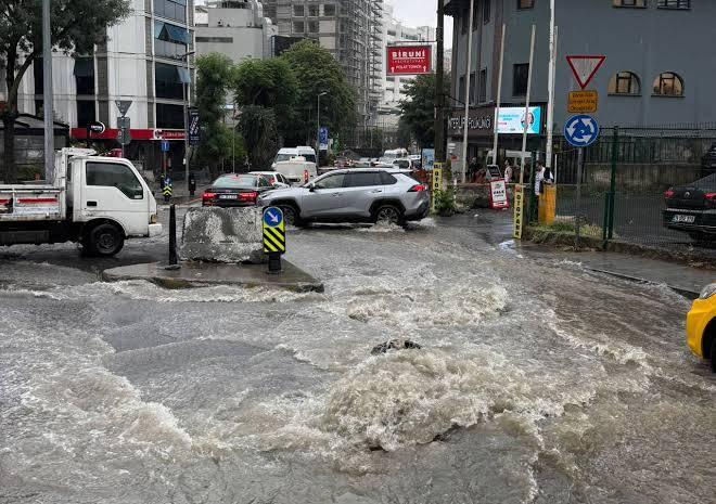 <p><strong>Zorunlu trafik sigortası, temel olarak &uuml;&ccedil;&uuml;nc&uuml; kişilere verilen zararları karşılar. Ara&ccedil; sahibinin kendi otomobilinde meydana gelen sel hasarı ise bu sigortanın kapsamında bulunmaz.</strong></p>
