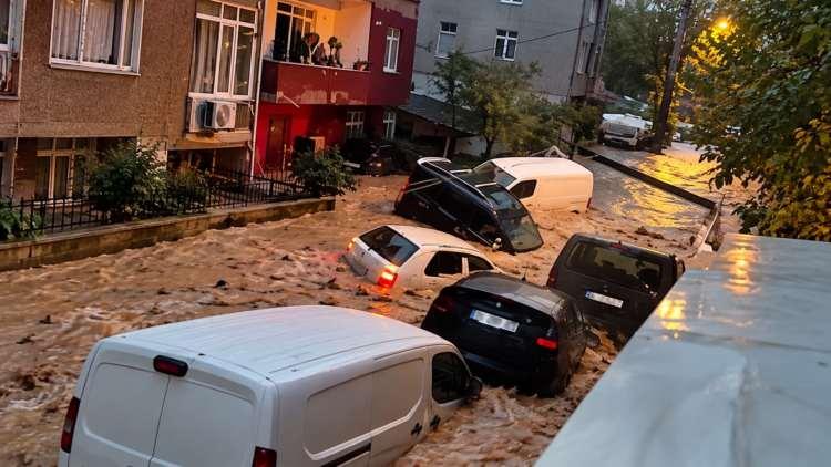 <p><strong>Motor yağına su karışması da ciddi riskler arasında yer alır. Yağlama &ouml;zelliğinin bozulması, motor par&ccedil;alarının aşınmasına ve ağır mekanik arızalara yol a&ccedil;abilir. Ayrıca sel sularının taşıdığı &ccedil;amur ve tortular radyat&ouml;r, fan ve fren sistemlerini olumsuz etkileyebilir.</strong></p>
