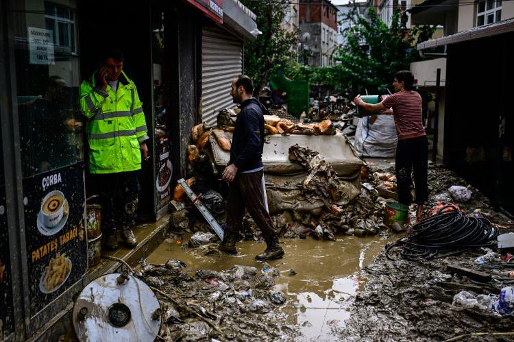 <p><span style="color:#B22222"><strong>METEOROLOJİ'DEN 5 İL İ&Ccedil;İN TURUNCU KODLU UYARI</strong></span></p>

<p>Meteoroloji Genel M&uuml;d&uuml;rl&uuml;ğ&uuml;, Marmara B&ouml;lgesi'ndeki 5 ilde &ccedil;ok kuvvetli ve yer yer şiddetli yağış beklendiğini duyurdu.</p>

<p>&nbsp;</p>

<p><strong>Turuncu kodlu uyarı verilen iller:</strong></p>

<p>&bull; İstanbul</p>

<p>&bull; Kocaeli</p>

<p>&bull; Bursa</p>

<p>&bull; Sakarya</p>

<p>&bull; Yalova</p>
