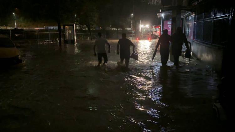 <p>Sarıyer Ayazağa&rsquo;da etkili olan şiddetli sağanak yağış nedeniyle bir&ccedil;ok mahallede su baskınları yaşandı. Yağış nedeniyle b&ouml;lgede elektrikler kesilirken, karanlıkta kalan mahallelerde vatandaşlar sokağa &ccedil;ıktı.</p>
