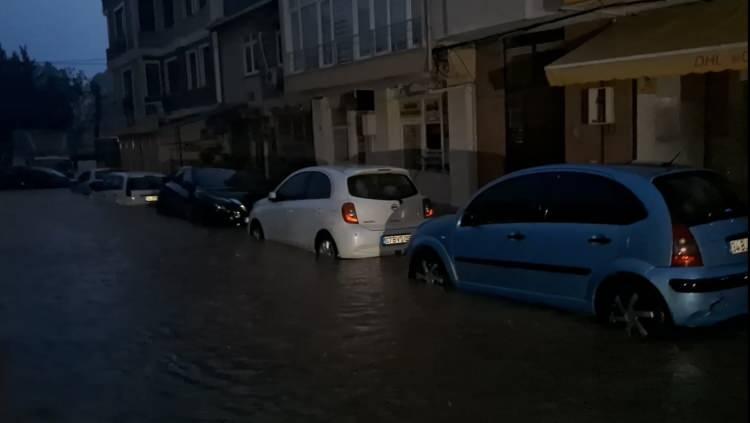 <p>Beykoz'da evlerin giriş katını su basarken, il&ccedil;ede yaşanan elektrik kesinti nedeniyle vatandaşlar sağanak yağmur ve karanlık altında kovalarla su tahliyesi yapmaya &ccedil;alıştı.</p>
