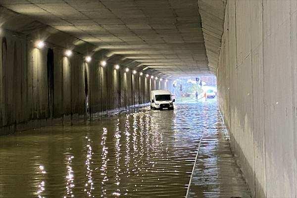 <p>İstanbul'da d&uuml;n akşam başlayan ve aralıklarla etkisini s&uuml;rd&uuml;ren sağanak nedeniyle kent genelinde su baskınları yaşandı, yollar ve alt ge&ccedil;itler suyla doldu.</p>
